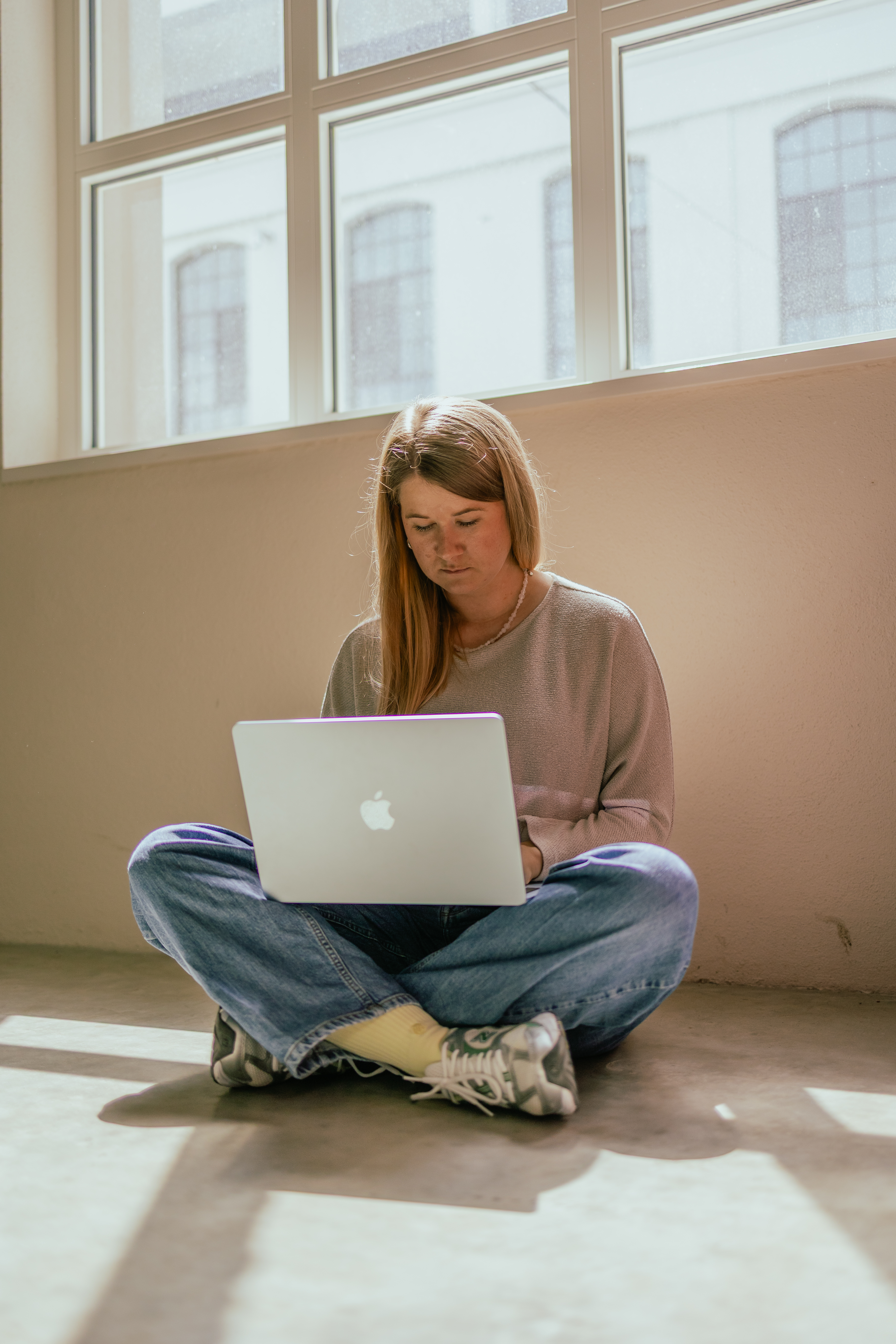 Senior Art Director mit Macbook