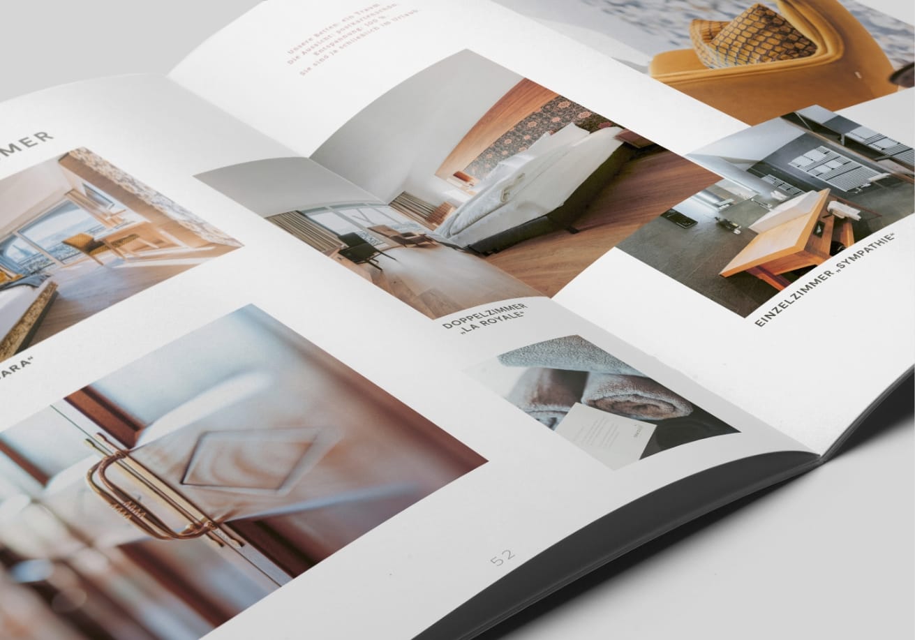 Ein offenes Design eines Katalogs mit Bildern von Hotelzimmern und Einrichtungen, einschließlich eines Doppelzimmers und eines Einzelzimmers, mit Beschreibungstexten.