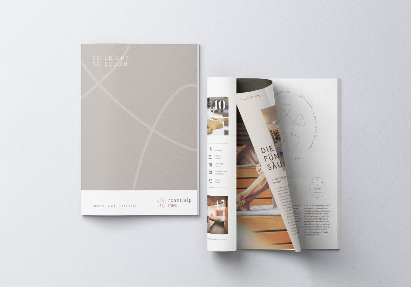 Ein medizinisches und Wellness-Publikation mit einem eleganten Umschlag in neutralen Tönen, auf dem der Titel 'SO LEICHT SO SCHÖN' zu sehen ist. Eine offene Seite zeigt Inhalte über die fünf Säulen der Philosophie.